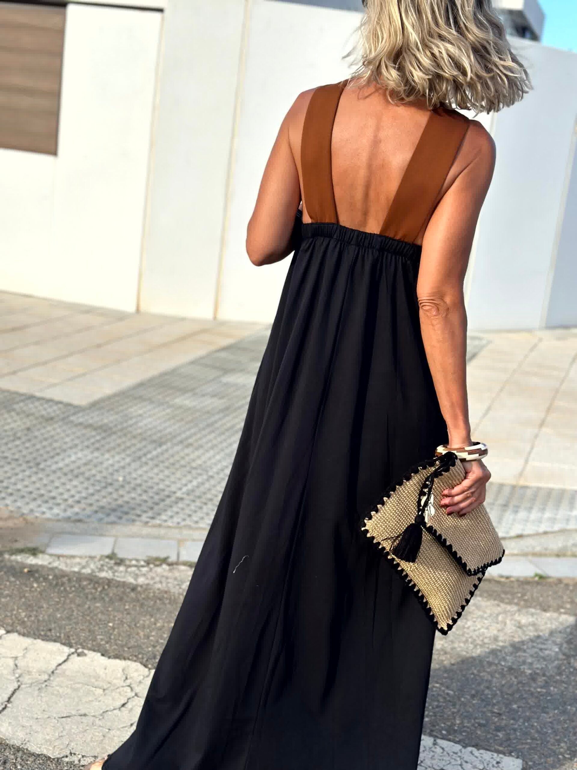 Alessia | Elegancka Sukienka z Odkrytymi Plecami i Modnym Krzyżowym Dekoltem