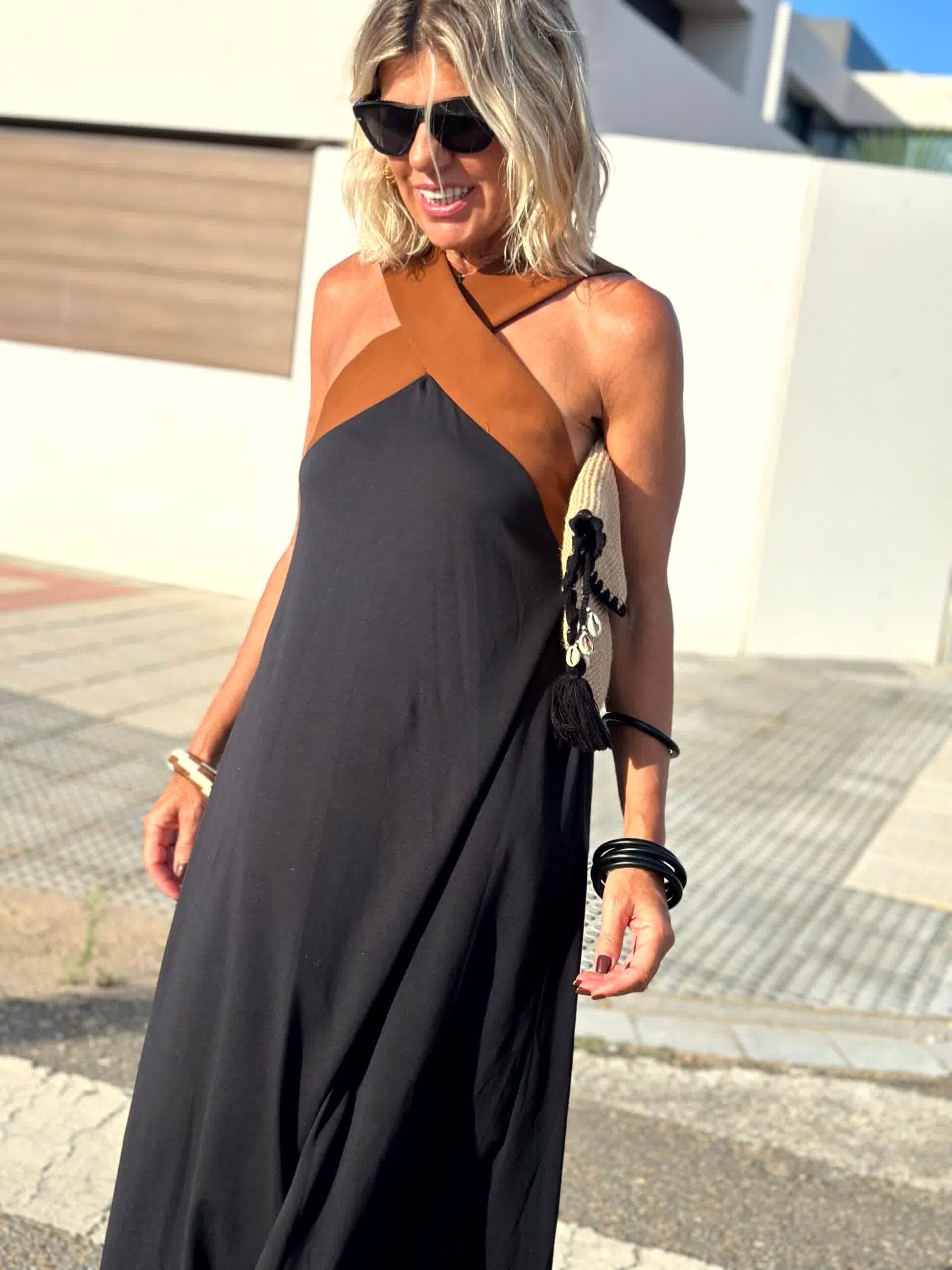 Alessia | Elegancka Sukienka z Odkrytymi Plecami i Modnym Krzyżowym Dekoltem